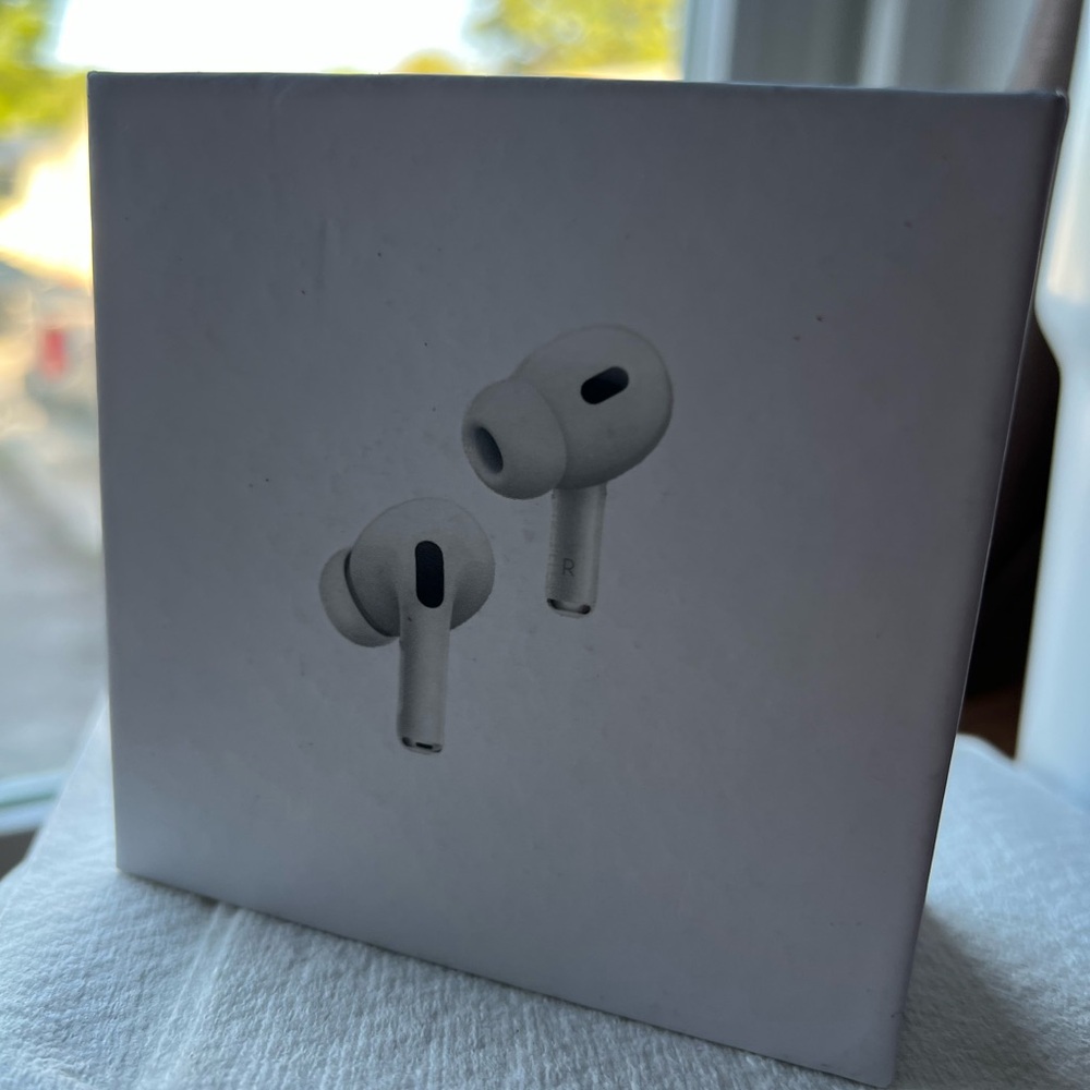 White Earbud Headphones with Sleek Design and Comfort